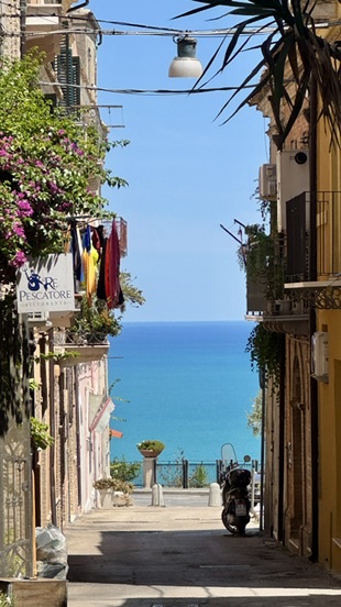 Narrow Vasto alley opening onto turquoise sea