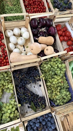 Market crates of grapes, tomatoes and onions in Vasto